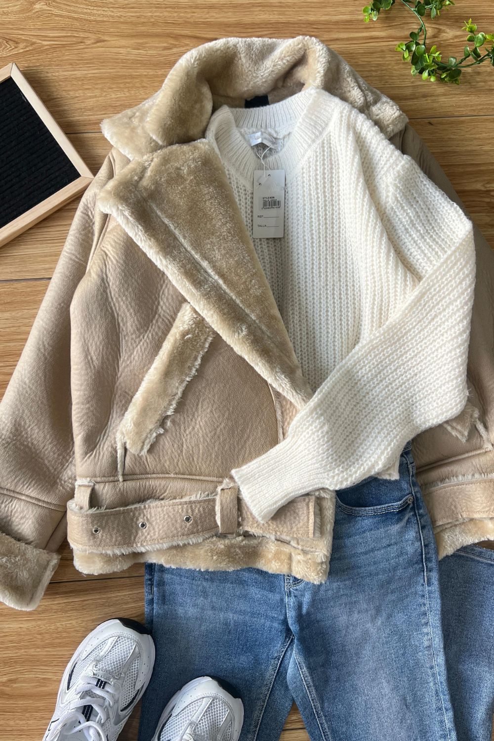 CHAQUETA CINTURON EFECTO CUERO BEIGE