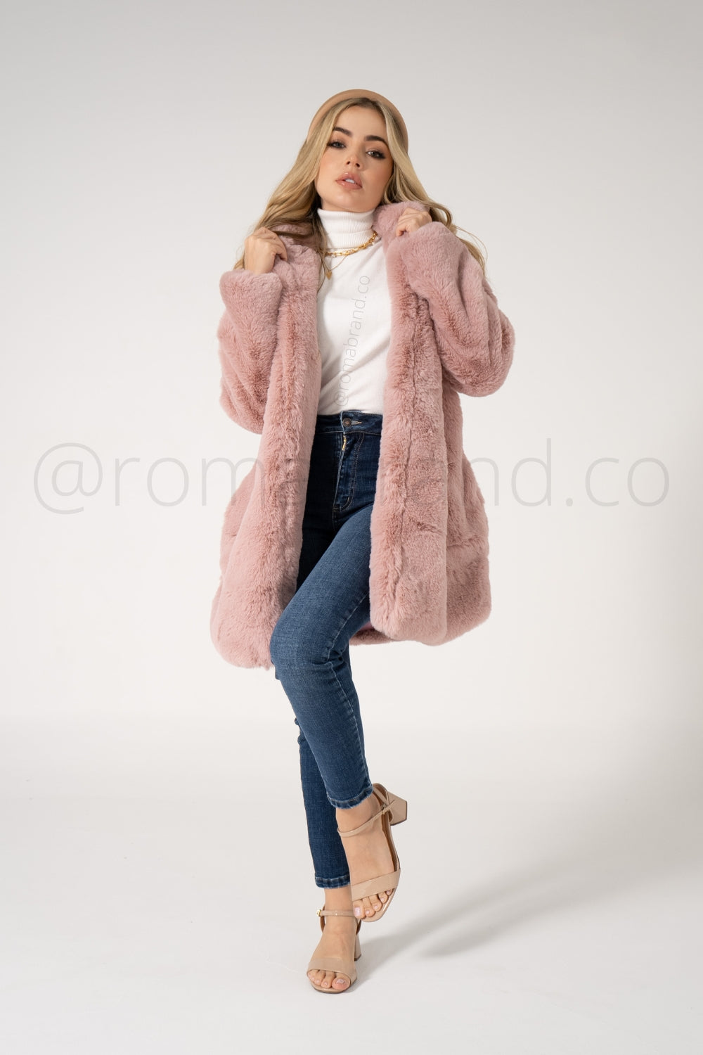 REF:239 GABAN PELO CORTO CAPOTA ROSA