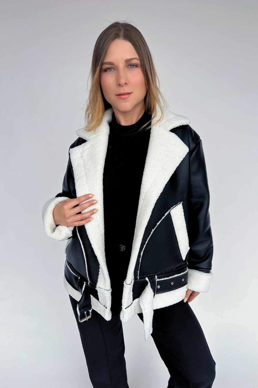 REF: 402 CHAQUETA CINTURON EFECTO CUERO NEGRA OVEJERO BLANCO