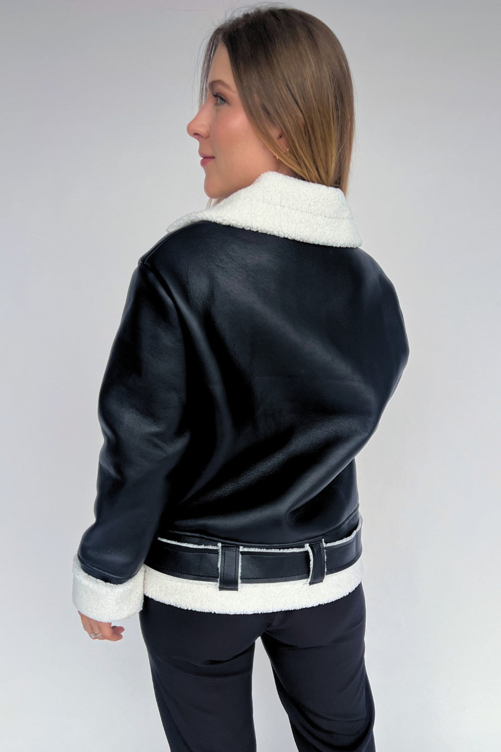 REF: 402 CHAQUETA CINTURON EFECTO CUERO NEGRA OVEJERO BLANCO