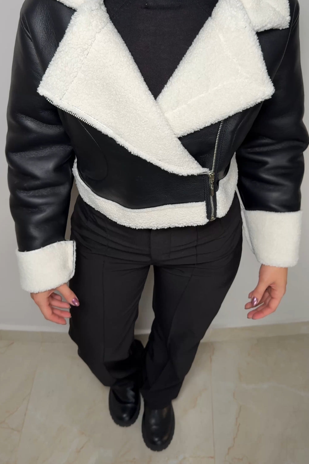 REF: 394 CHAQUETA CIERRE EFECTO CUERO NEGRA OVEJERO BLANCO