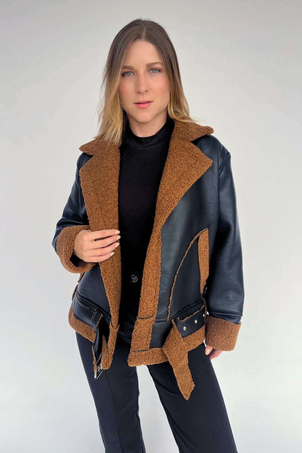 REF: 402 CHAQUETA CINTURON EFECTO CUERO NEGRA OVEJERO CAFE