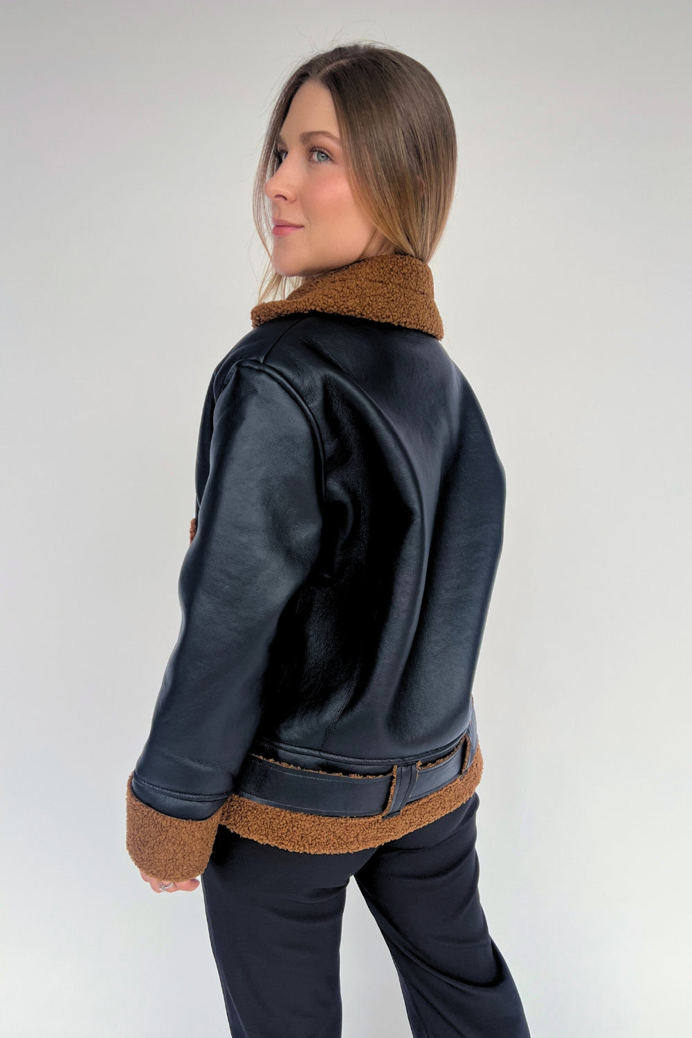 REF: 402 CHAQUETA CINTURON EFECTO CUERO NEGRA OVEJERO CAFE