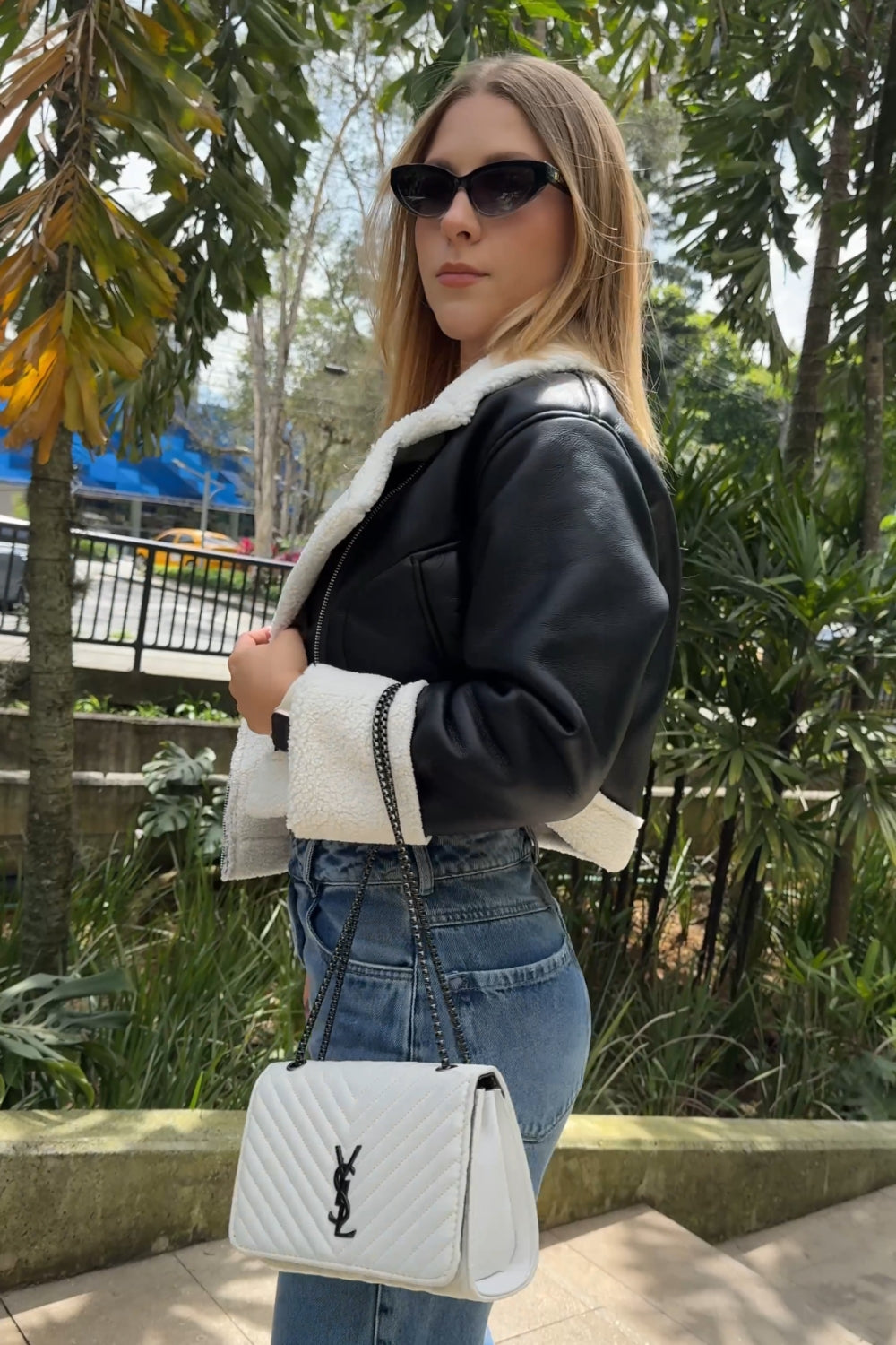 CHAQUETA CIERRE EFECTO CUERO NEGRA OVEJERO BLANCO