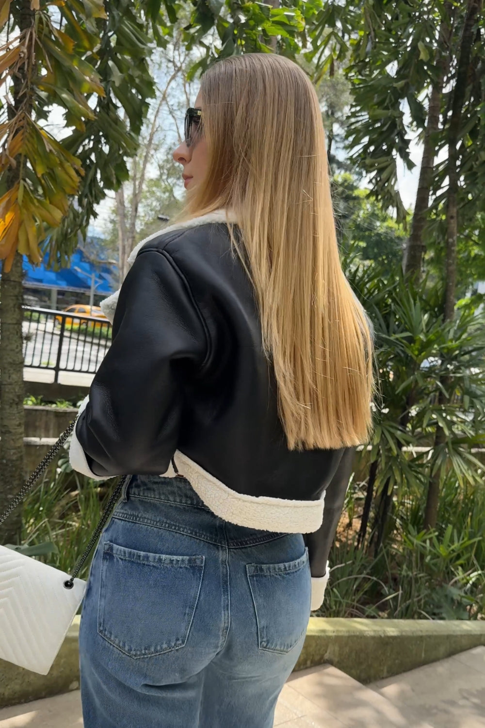 CHAQUETA CIERRE EFECTO CUERO NEGRA OVEJERO BLANCO