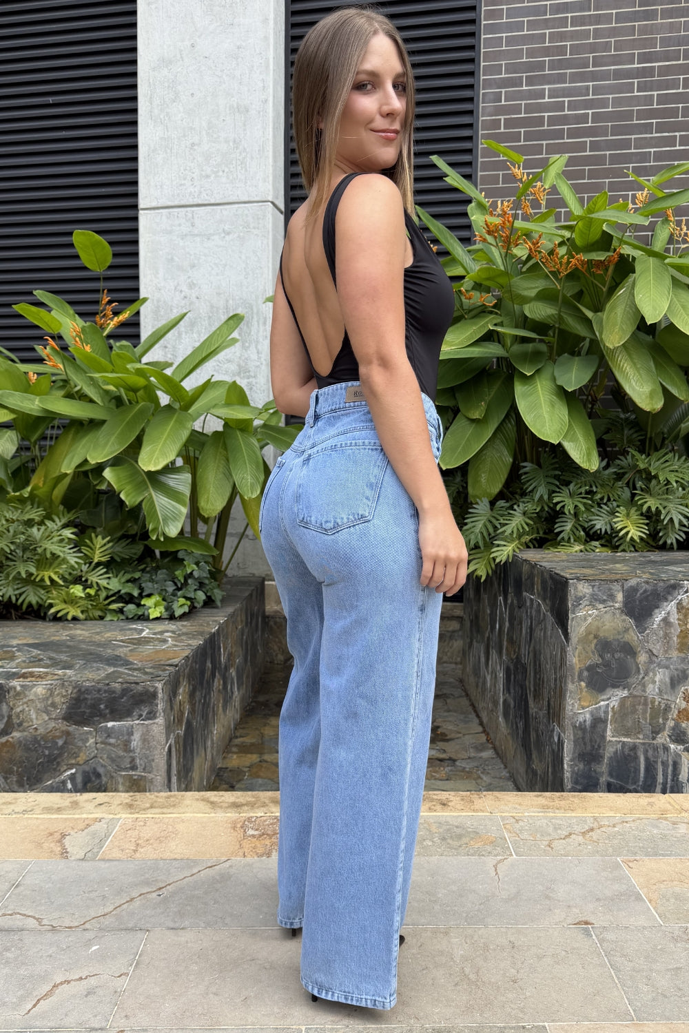 REF: 512 JEAN CORTE LATERAL WIDE LEG RIGIDO