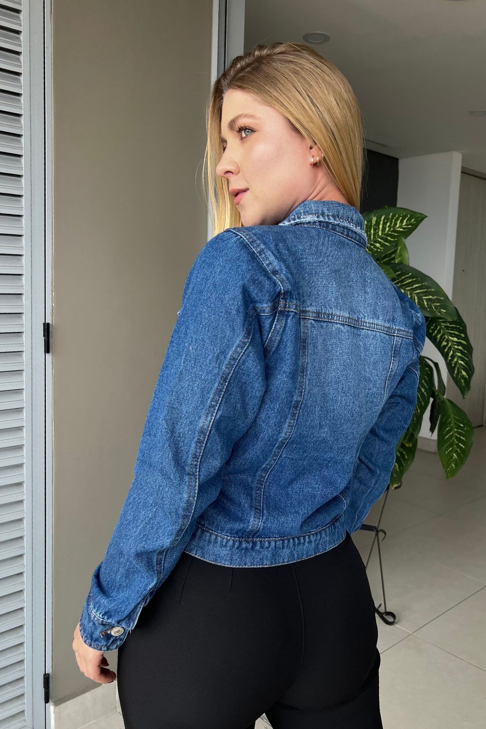 REF:276 CHAQUETA OSCURA MEDIANA CON BOLSILLOS CLASICA