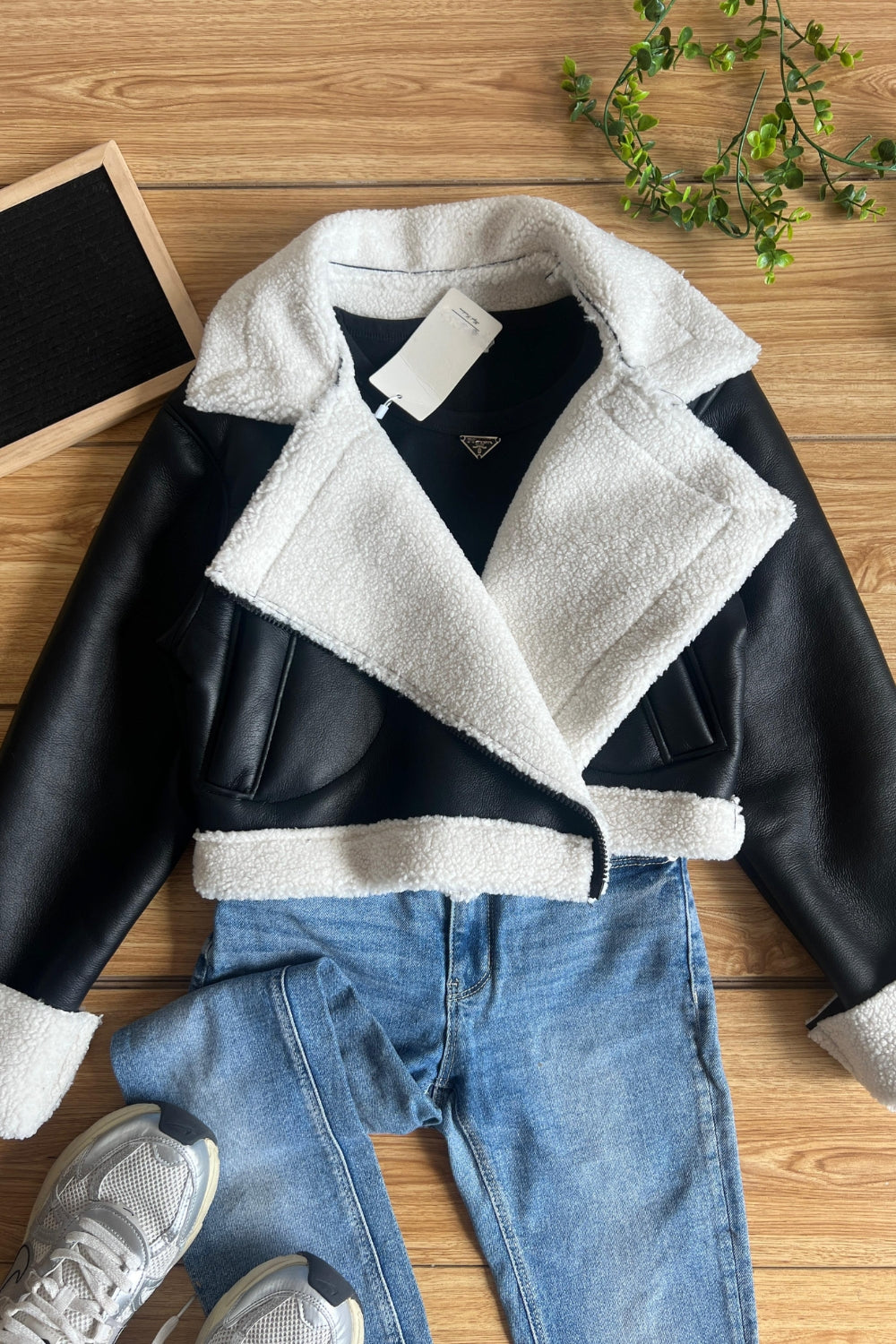 REF: 394 CHAQUETA CIERRE EFECTO CUERO NEGRA OVEJERO BLANCO