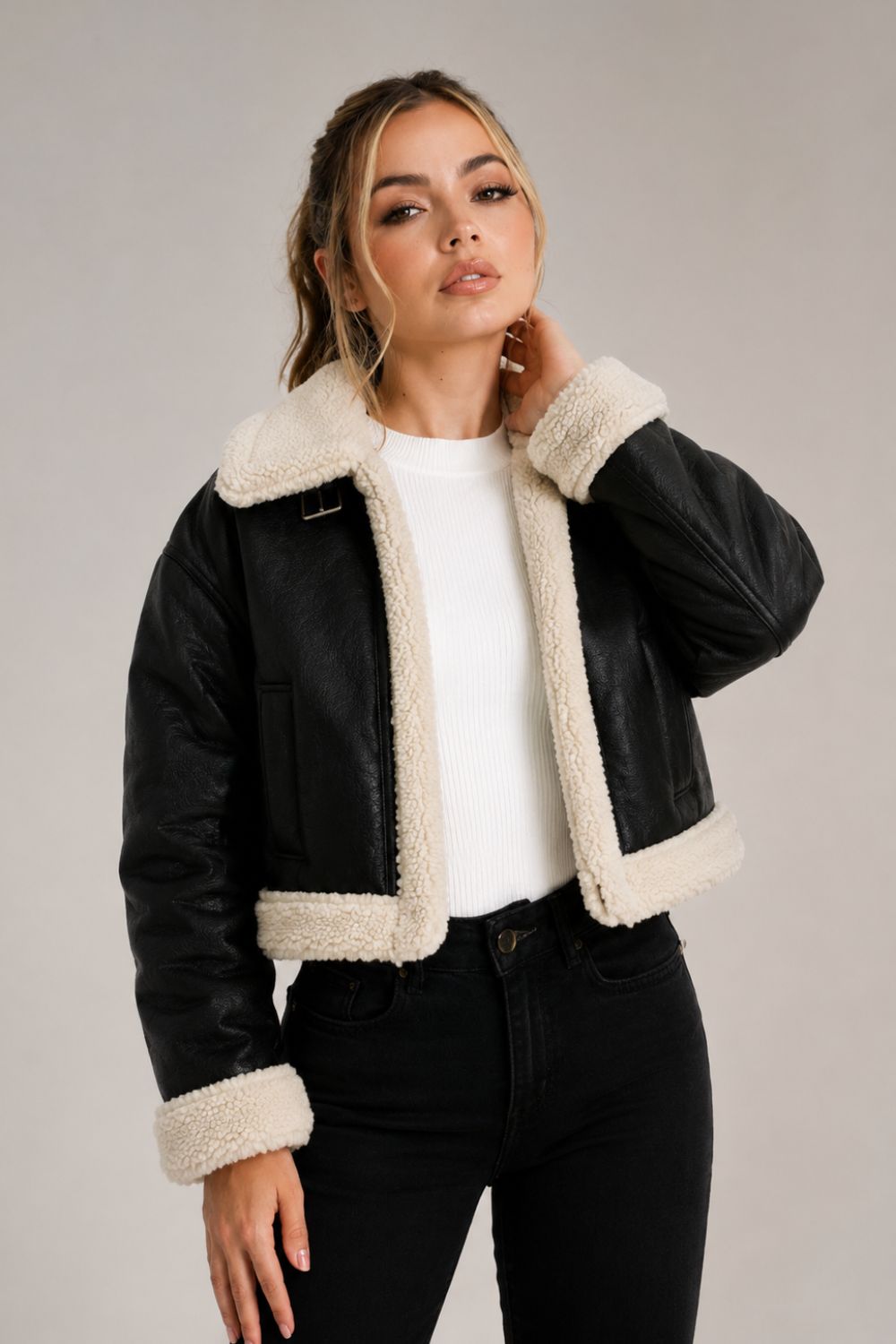 REF: 320 CHAQUETA MEDIANA EFECTO CUERO OVEJERA BROCHES