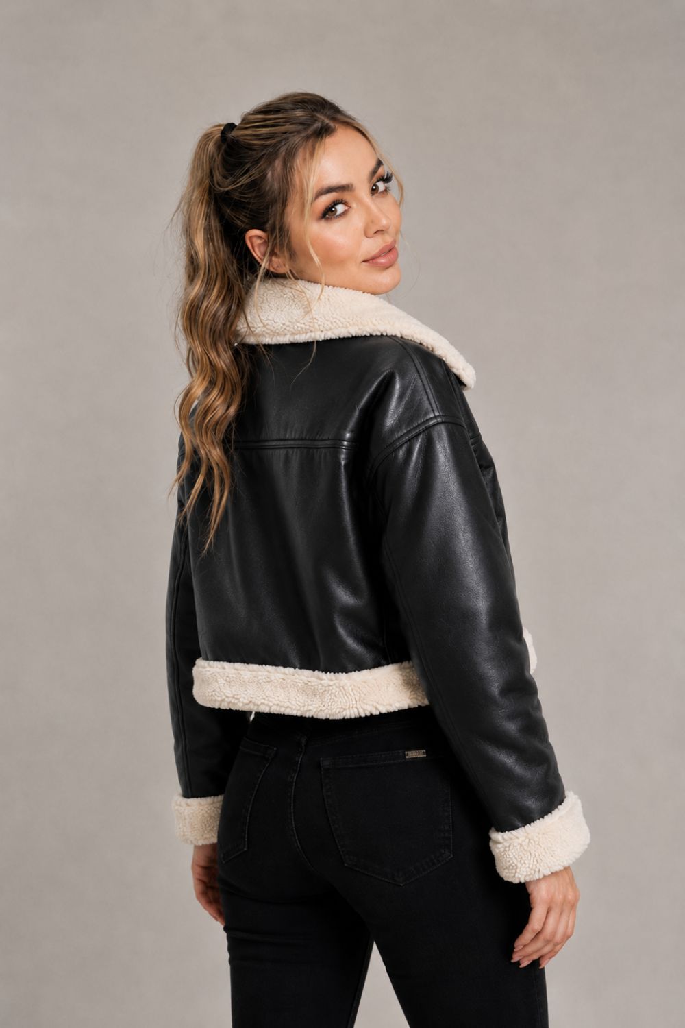 REF: 320 CHAQUETA MEDIANA EFECTO CUERO OVEJERA BROCHES