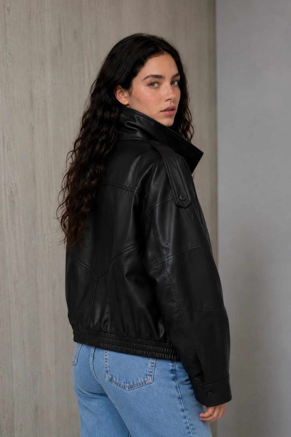 REF: 599 CHAQUETA CUELLO ALTO EFECTO CUERO NEGRA