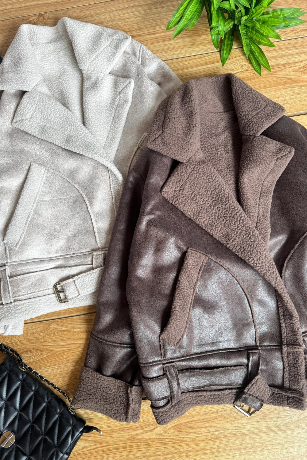 REF: 402 CHAQUETA CINTURON LARGA EFECTO CUERO ARENA Y CHOCOLATE