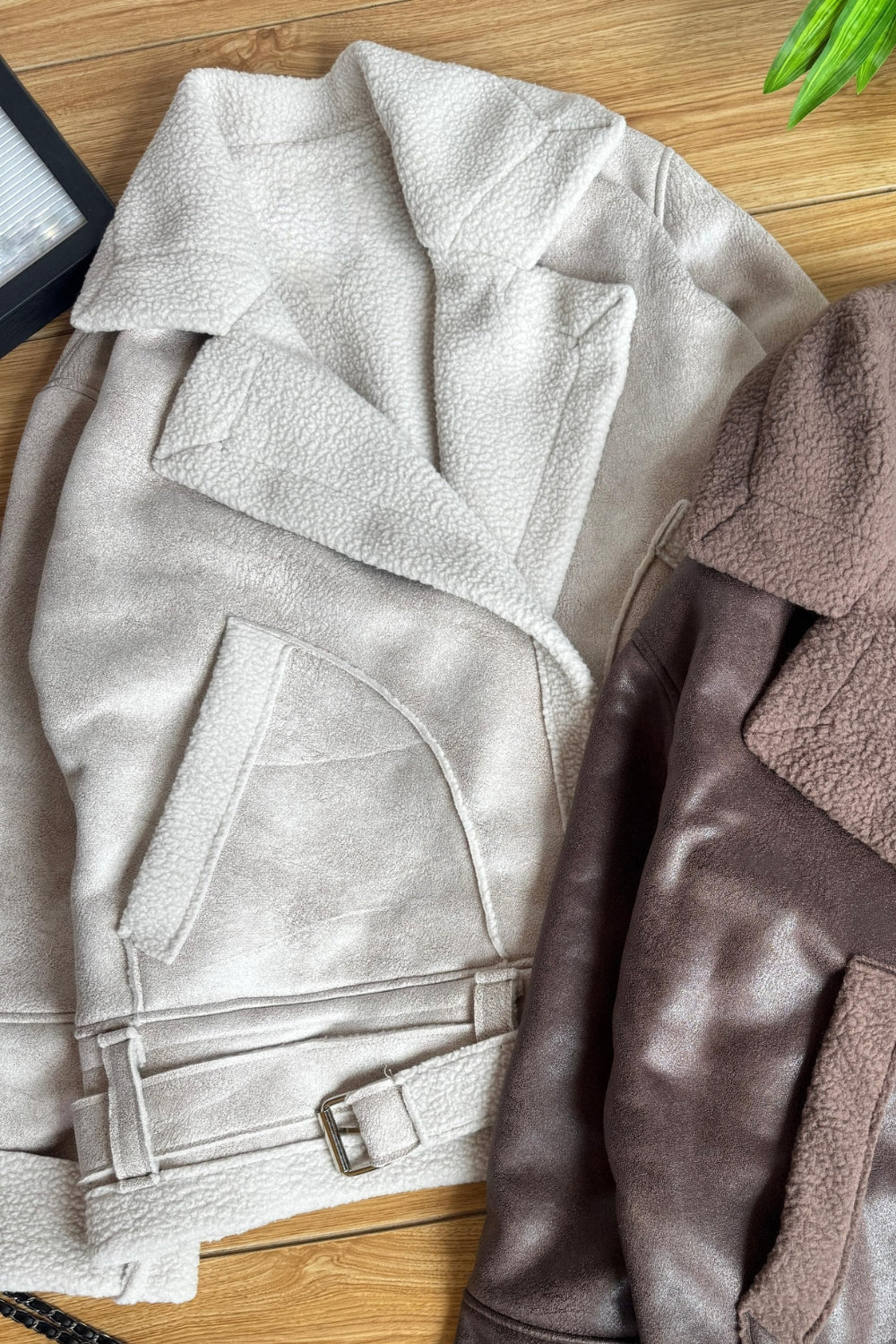 REF: 402 CHAQUETA CINTURON LARGA EFECTO CUERO ARENA Y CHOCOLATE