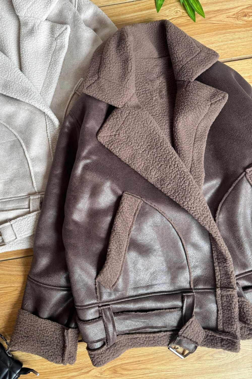 REF: 402 CHAQUETA CINTURON LARGA EFECTO CUERO ARENA Y CHOCOLATE