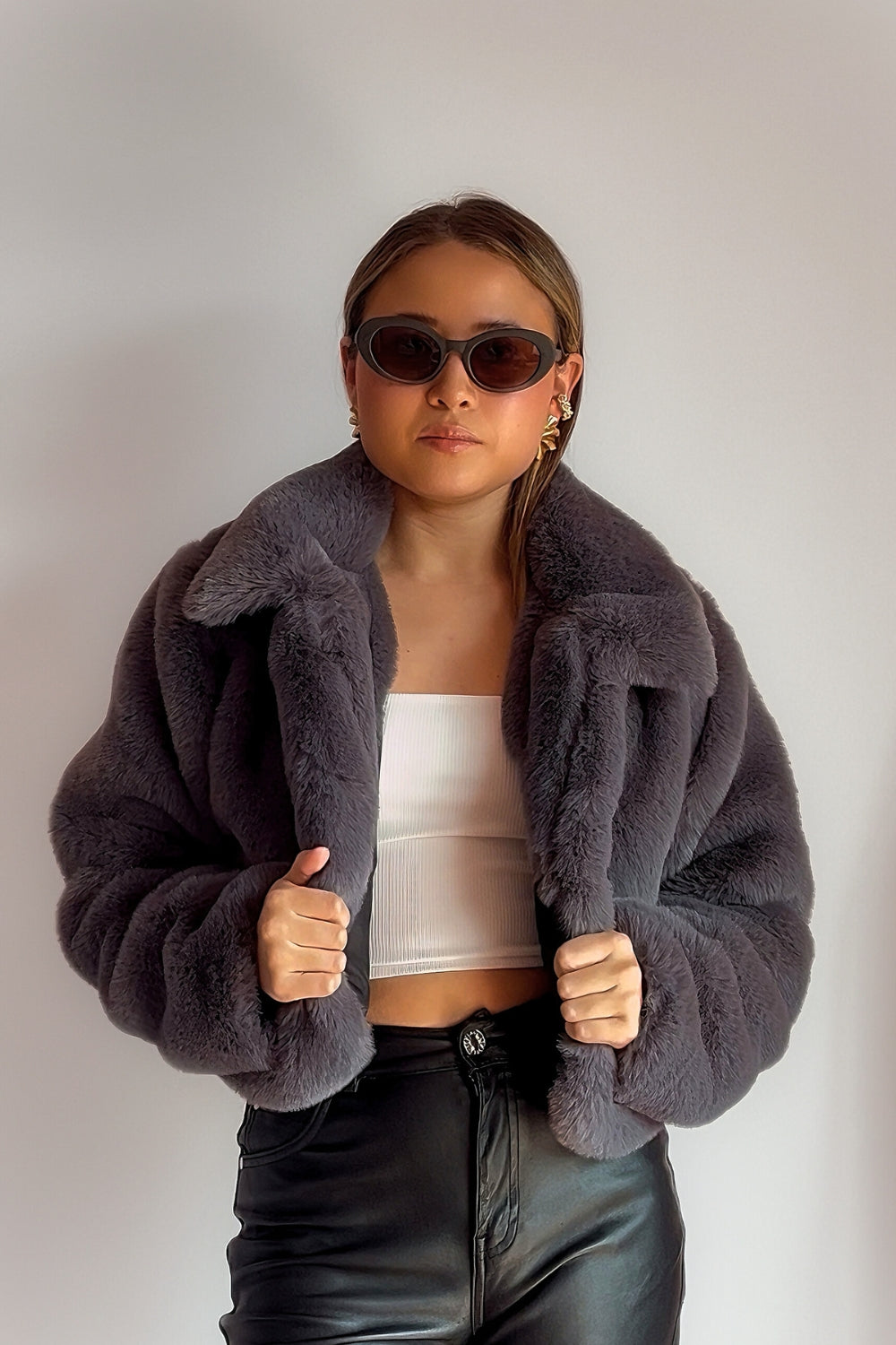 REF: 238 ABRIGO PELO CORTO GRIS OSCURO