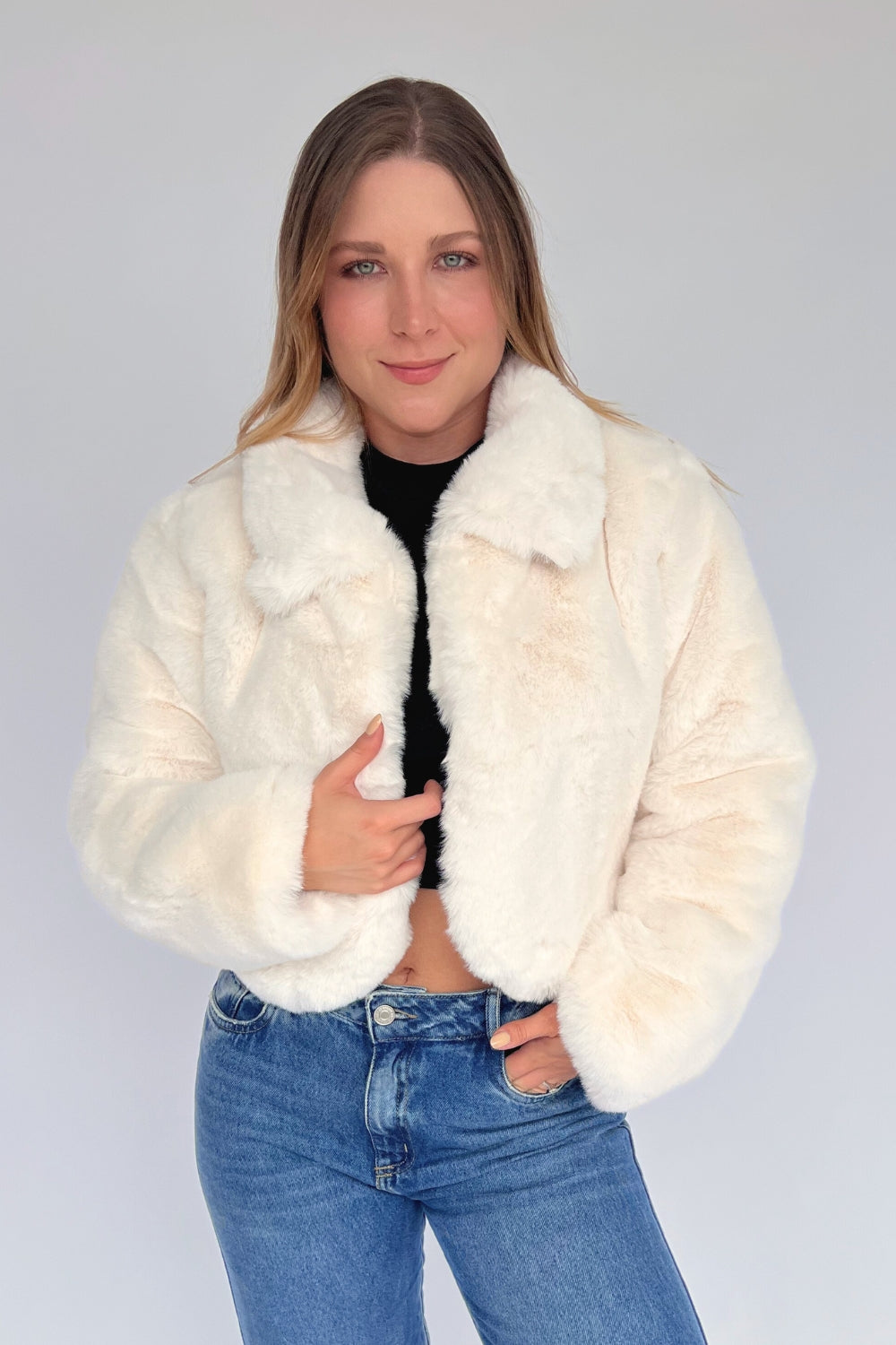 REF:238 ABRIGO MEDIANO PELO CORTO MARFIL