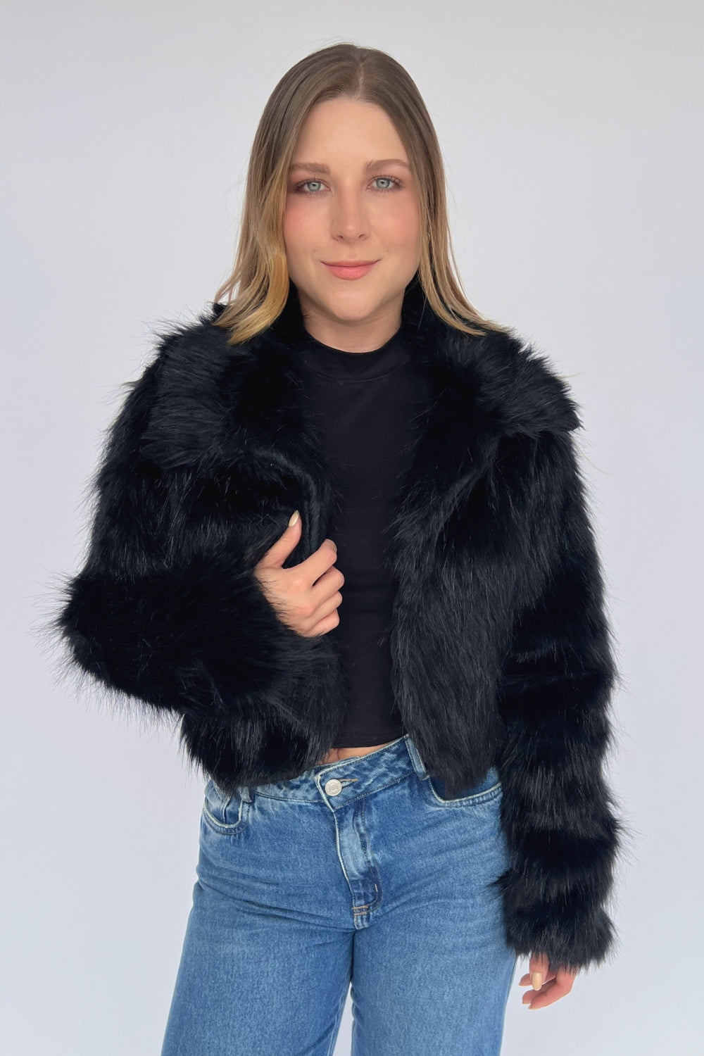 REF 229: ABRIGO MEDIANO CUELLO NEGRO