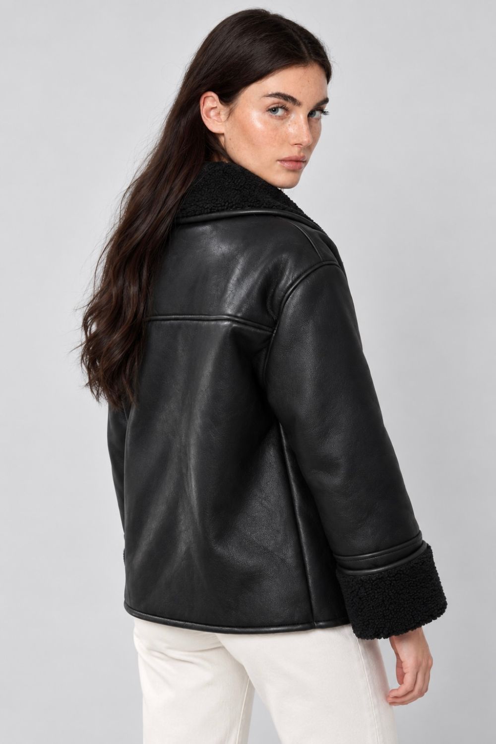 REF: 560 CHAQUETA OVERSIZE EFECTO CUERO BOTONES