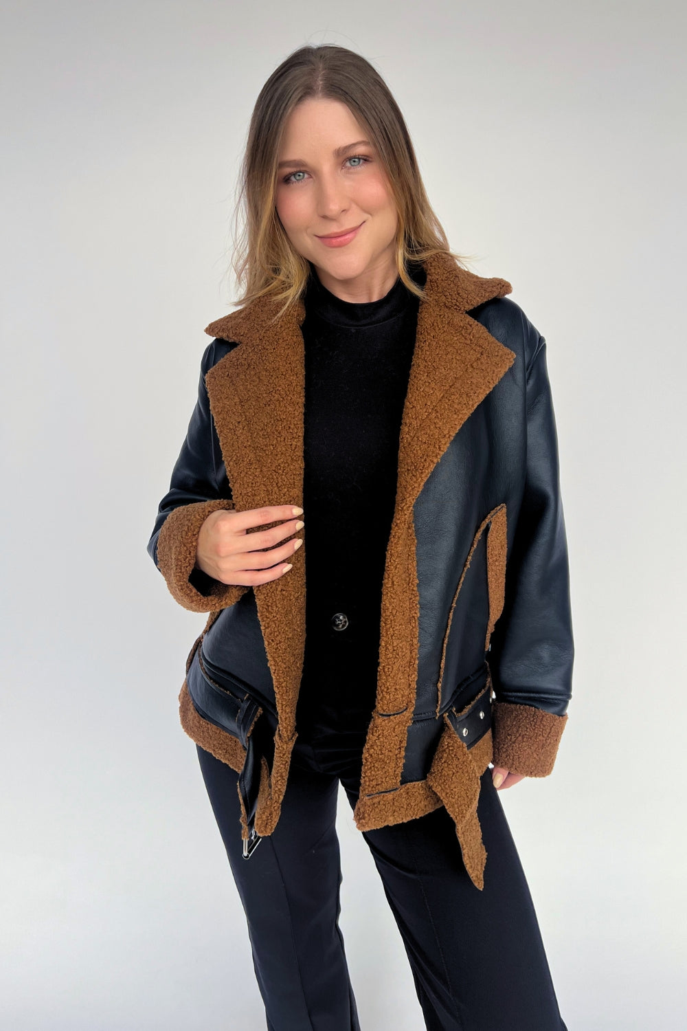 REF: 402 CHAQUETA CINTURON EFECTO CUERO NEGRA OVEJERO CAFE