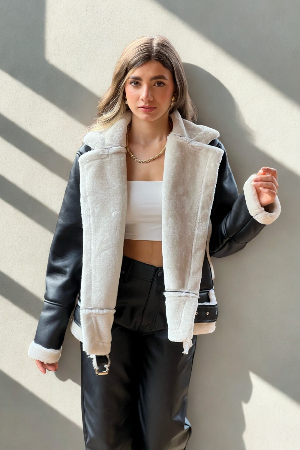 REF: 402 CHAQUETA CINTURON EFECTO CUERO NEGRA PELUCHE BLANCO