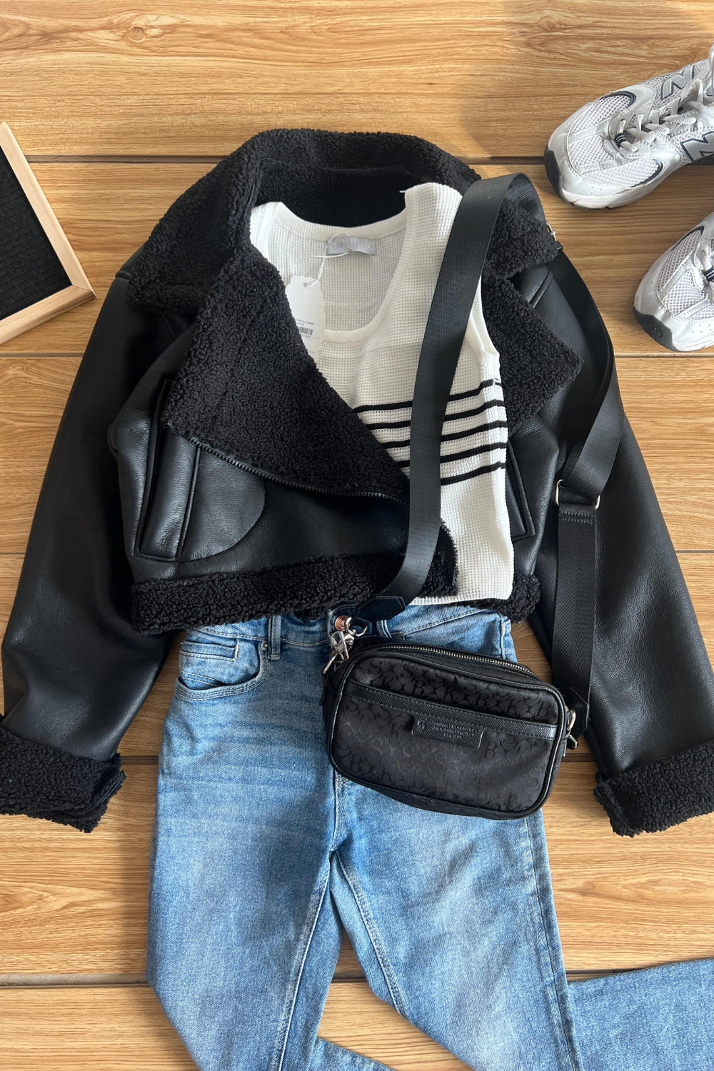 CHAQUETA CIERRE EFECTO CUERO NEGRA