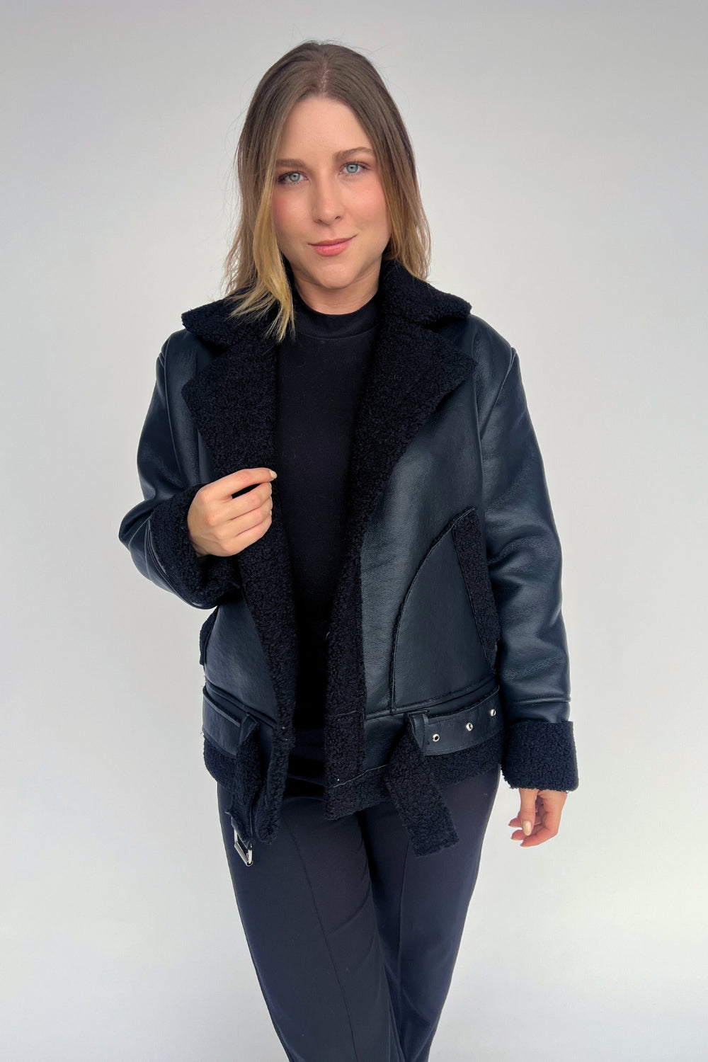 REF: 402 CHAQUETA CINTURON LARGA EFECTO CUERO NEGRA