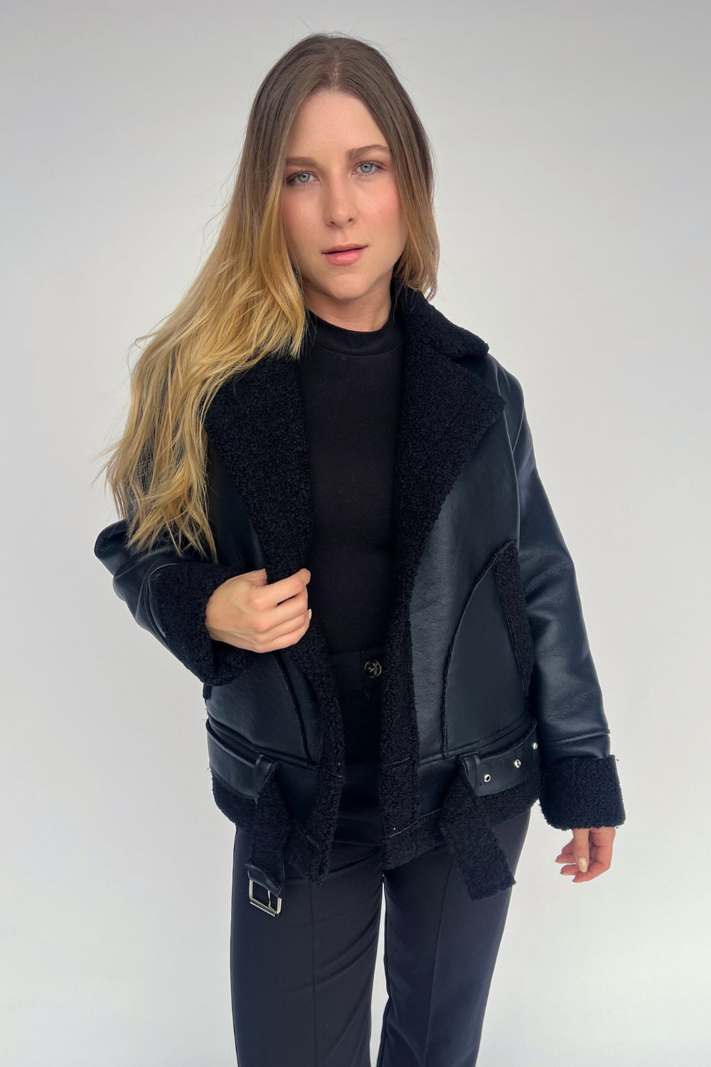 REF: 402 CHAQUETA CINTURON LARGA EFECTO CUERO NEGRA