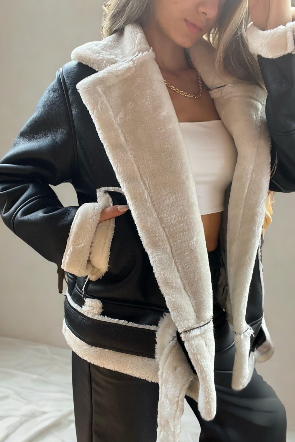 REF: 402 CHAQUETA CINTURON EFECTO CUERO NEGRA PELUCHE BLANCO