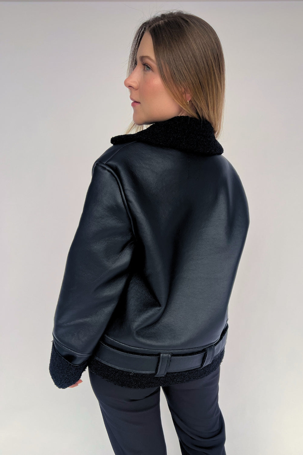 REF: 402 CHAQUETA CINTURON LARGA EFECTO CUERO NEGRA