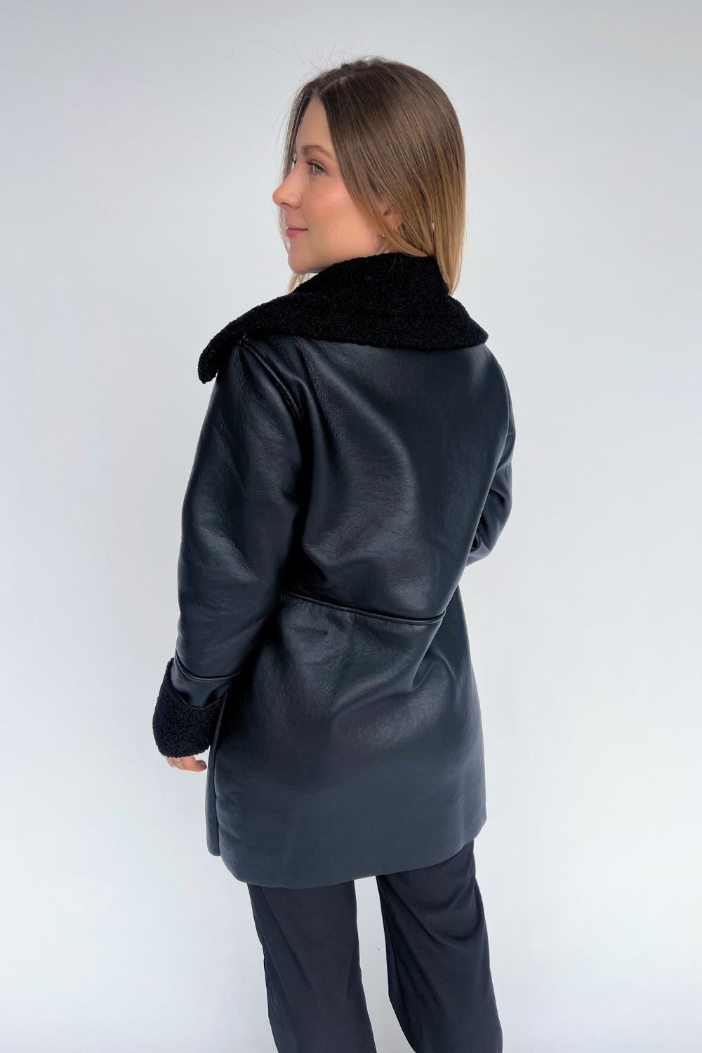 REF: 407 GABAN TIPO CUERO NEGRO