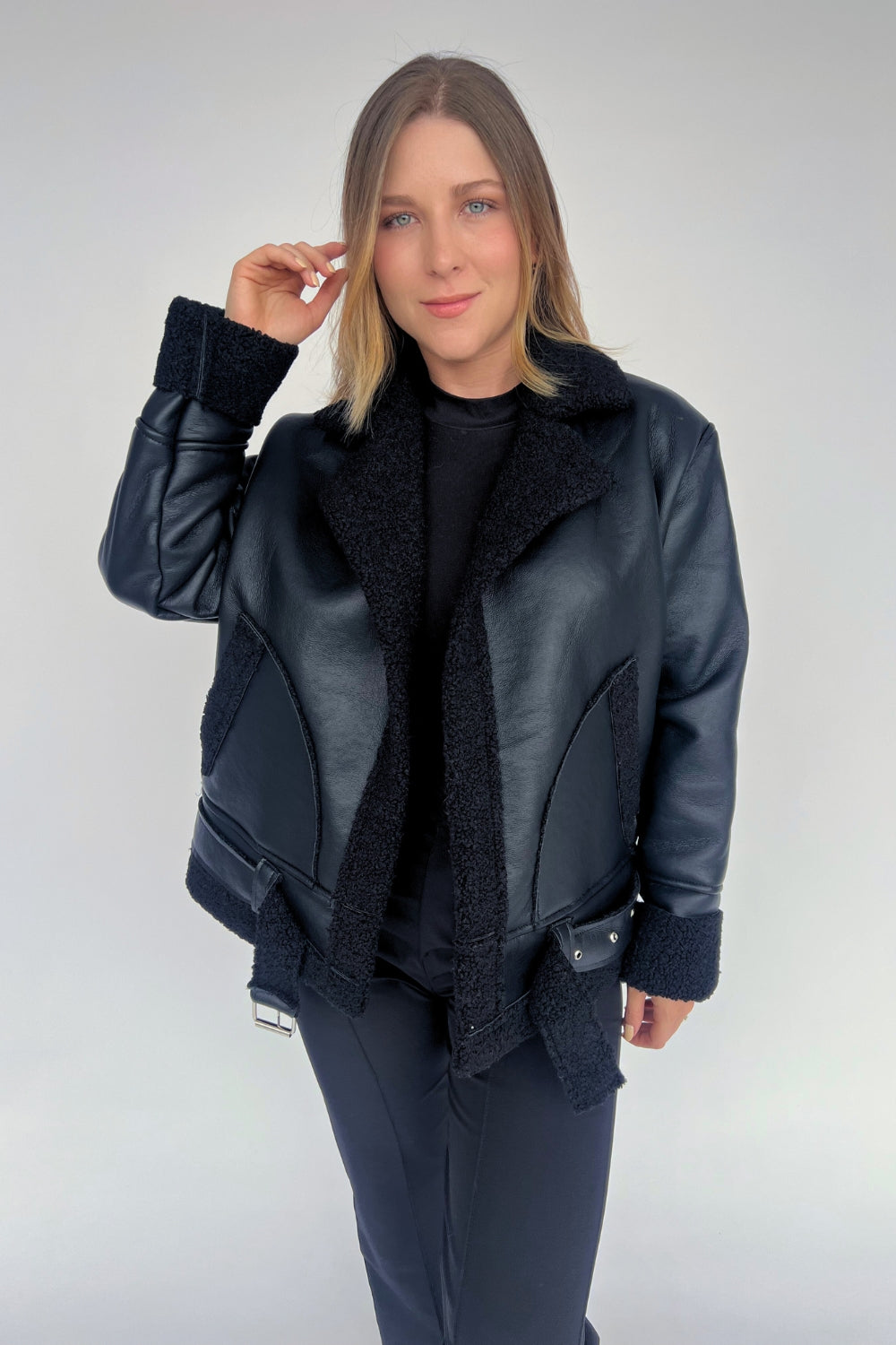 REF: 402 CHAQUETA CINTURON LARGA EFECTO CUERO NEGRA