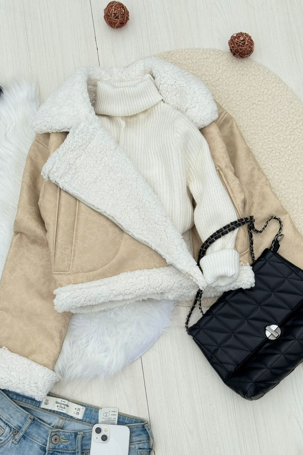 REF: 394 CHAQUETA CIERRE EFECTO CUERO BEIGE CON OVEJERO BLANCO