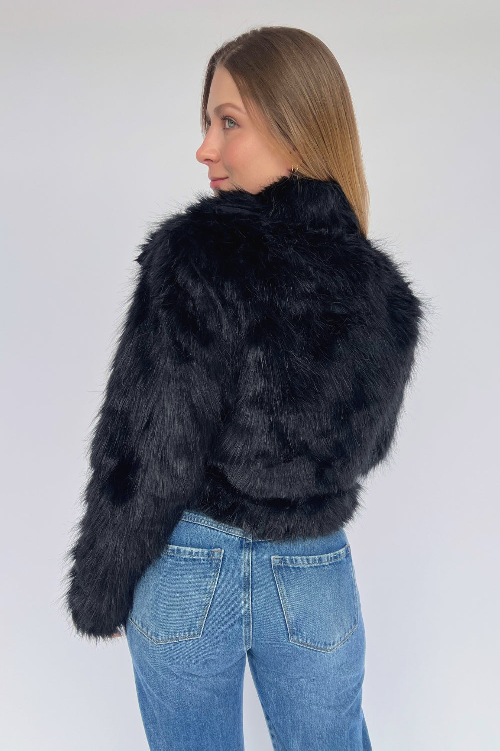 REF 229: ABRIGO MEDIANO CUELLO NEGRO
